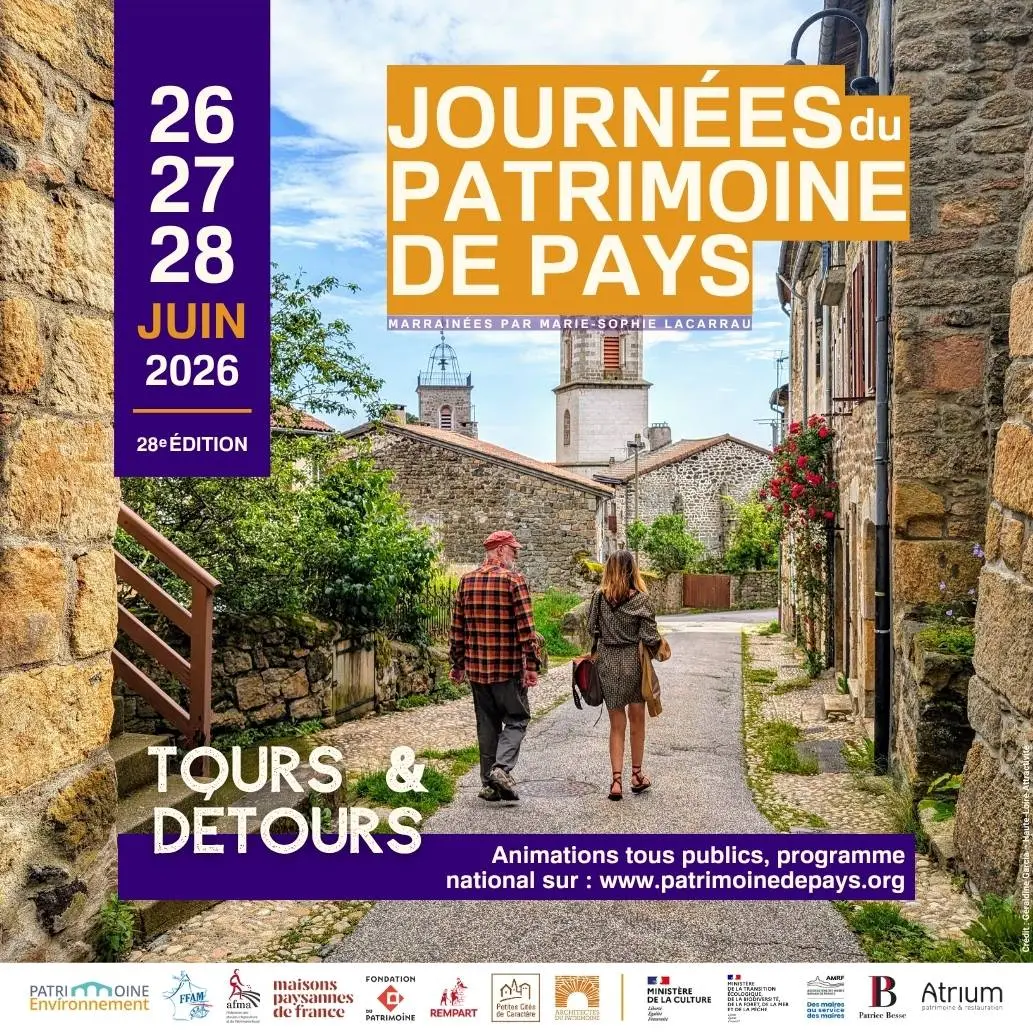 Deux personnes marchent dans une rue pavée d'un village historique. Des informations sur les Journées du patrimoine de pays, qui se tiendront du 26 au 28 juin 2026, sont affichées sur l'image.